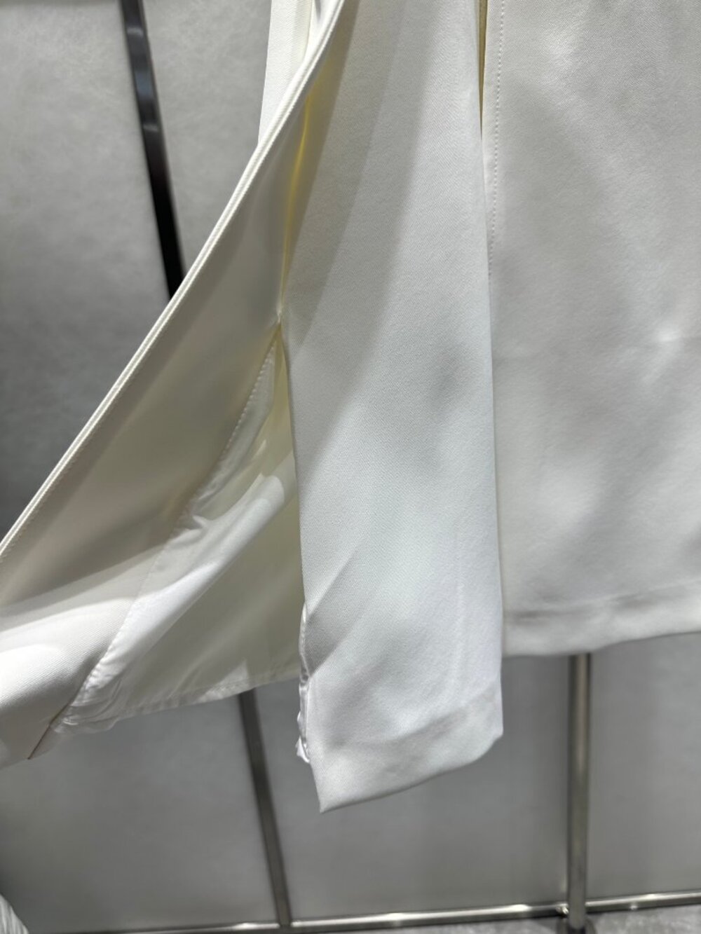 😙Miu Miu😙 White Over-the-Knee Pleated Skirt - Picture 7 of 7